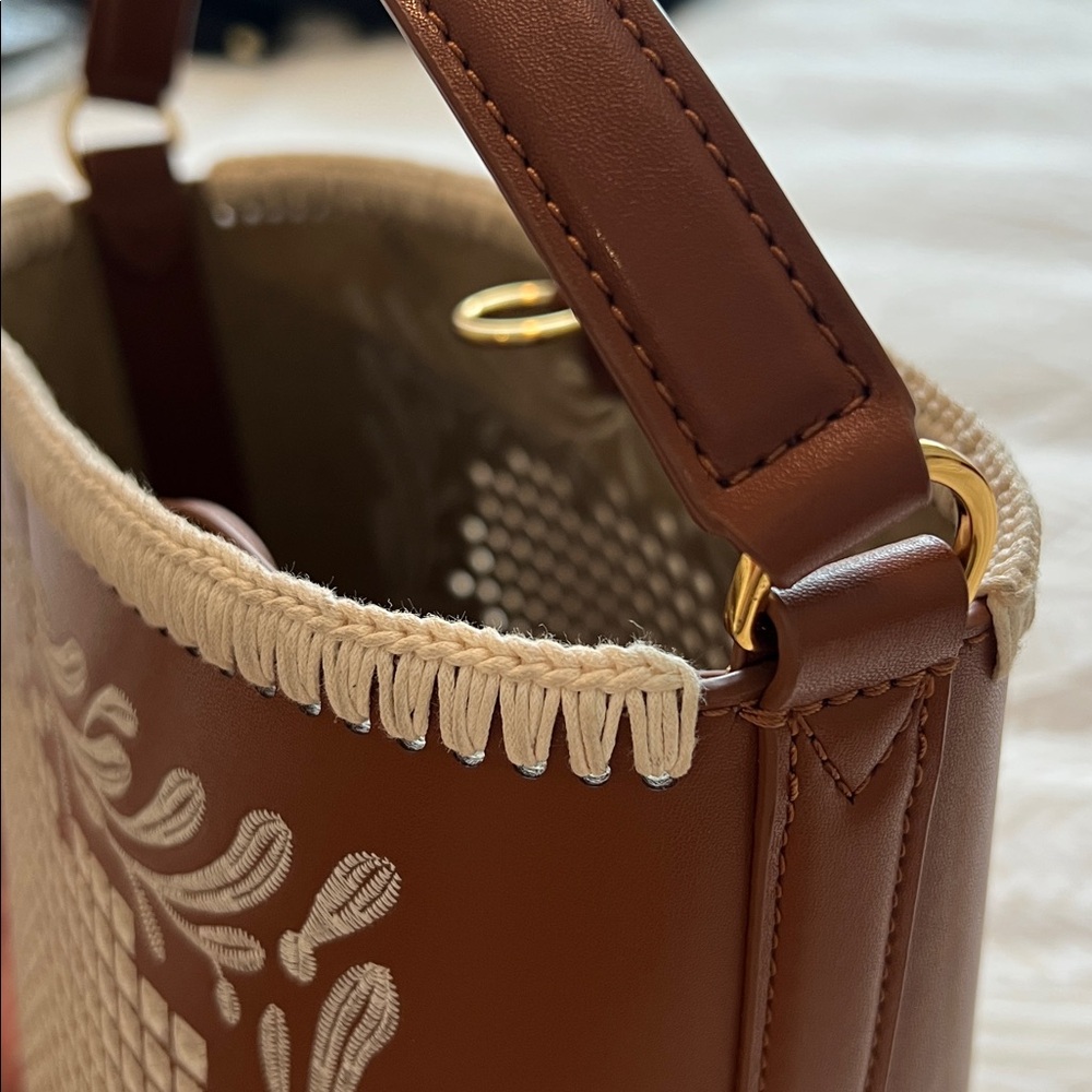 Veronica Beard Tan Leather Eyelet Whipstitch Feedbag - like brand new! - Picture 9 of 12